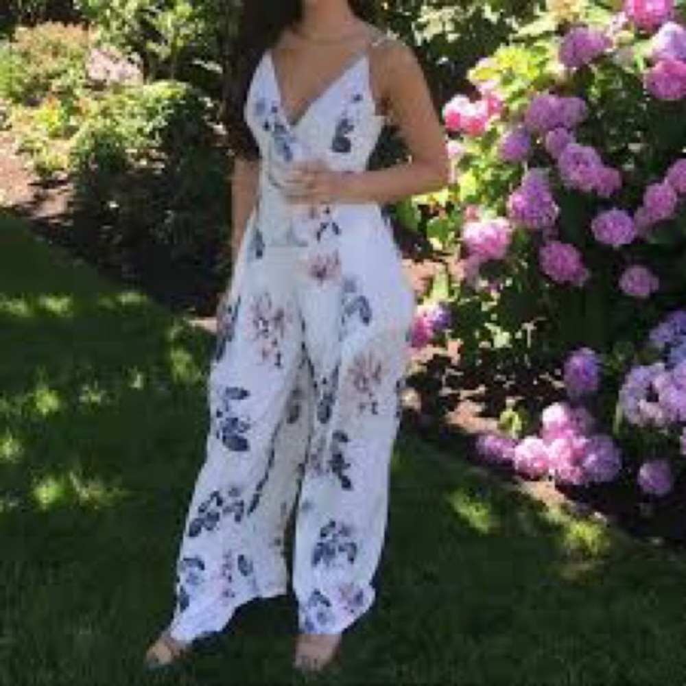 L’ATISTE BY AMY Cream Floral Print Back Tie Up Jumpsuit Size Small EUC